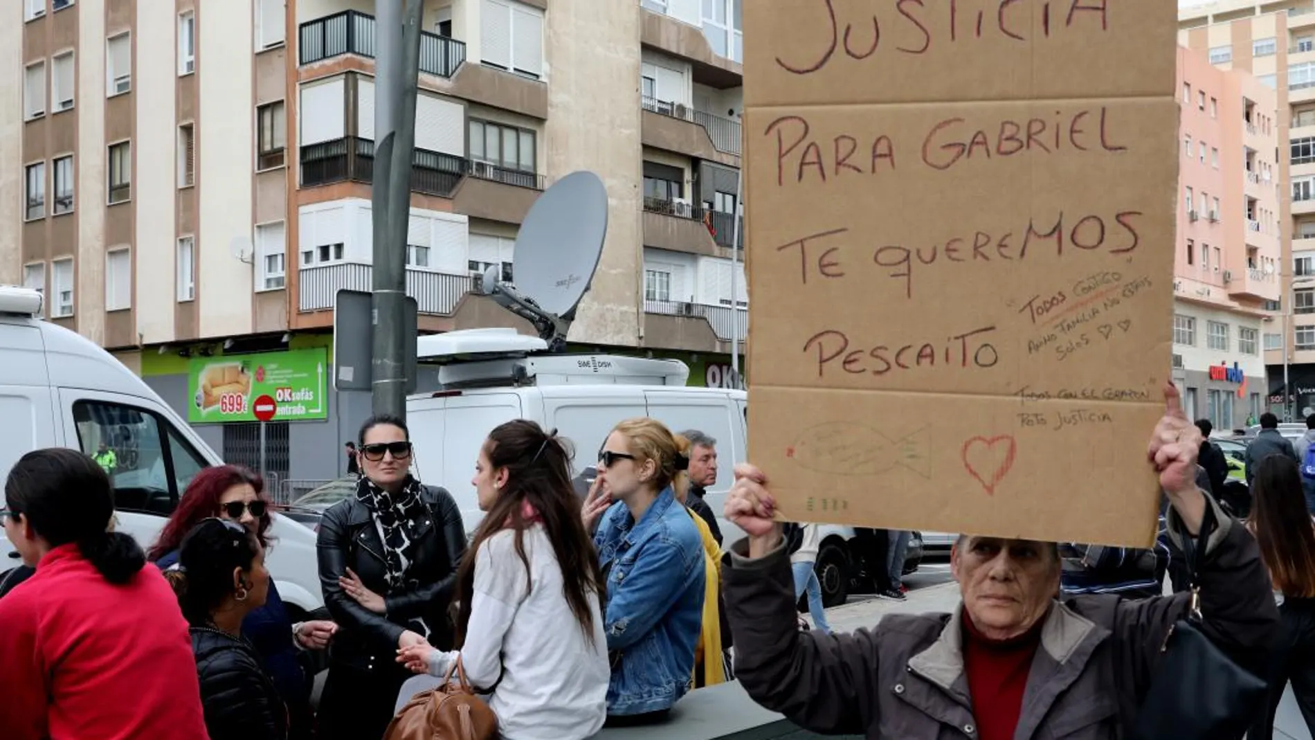 Numerosas personas se han concentrado esta mañana ante las puertas de los juzgados de Almería
