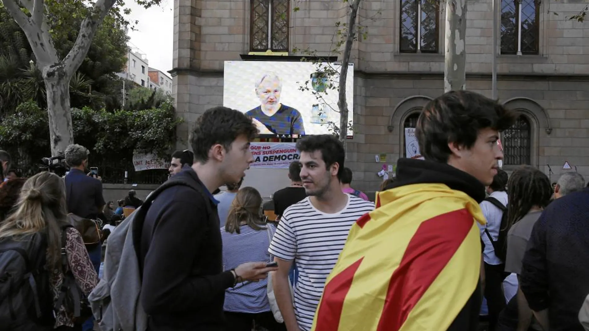 El pasado 26 de septiembre, cuatro días antes del referéndum ilegal, se retransmitió dentro de la Universidad de Barcelona una conferencia de Julian Assange en directo