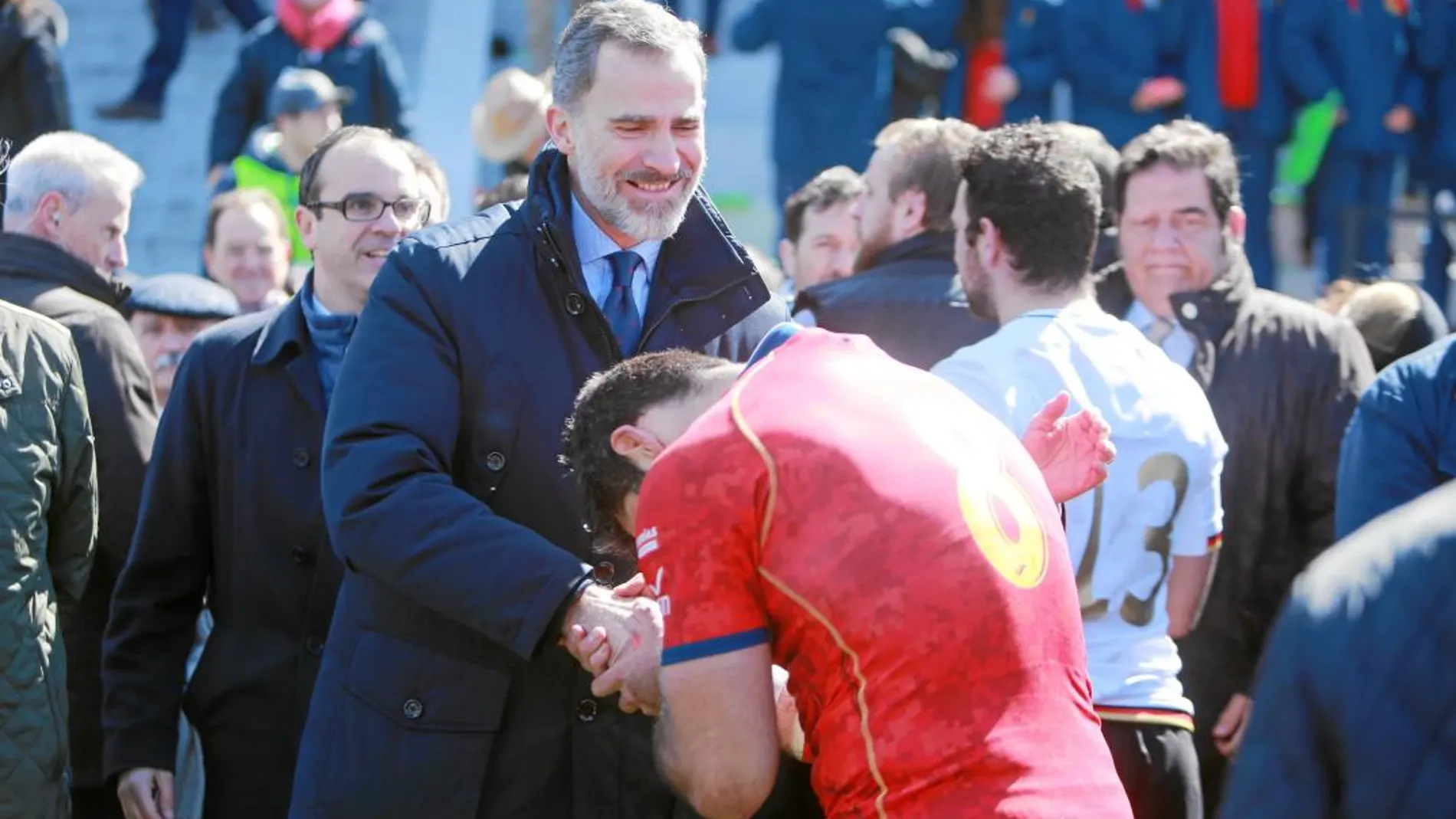 Jaime Nava, el capitán español, saluda a Felipe VI tras el encuentro ganado a Alemania