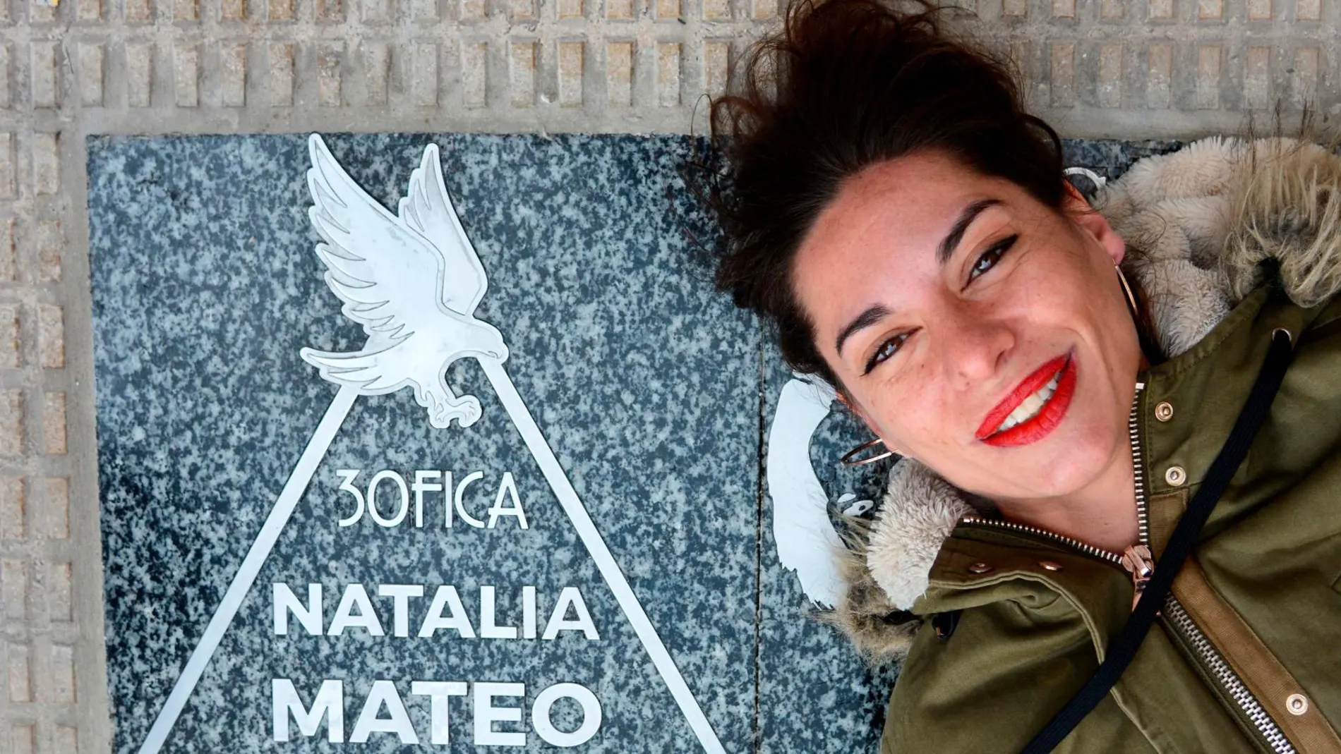 Natalia Mateo se fotografía junto a la placa que le ha dedicado el FICA