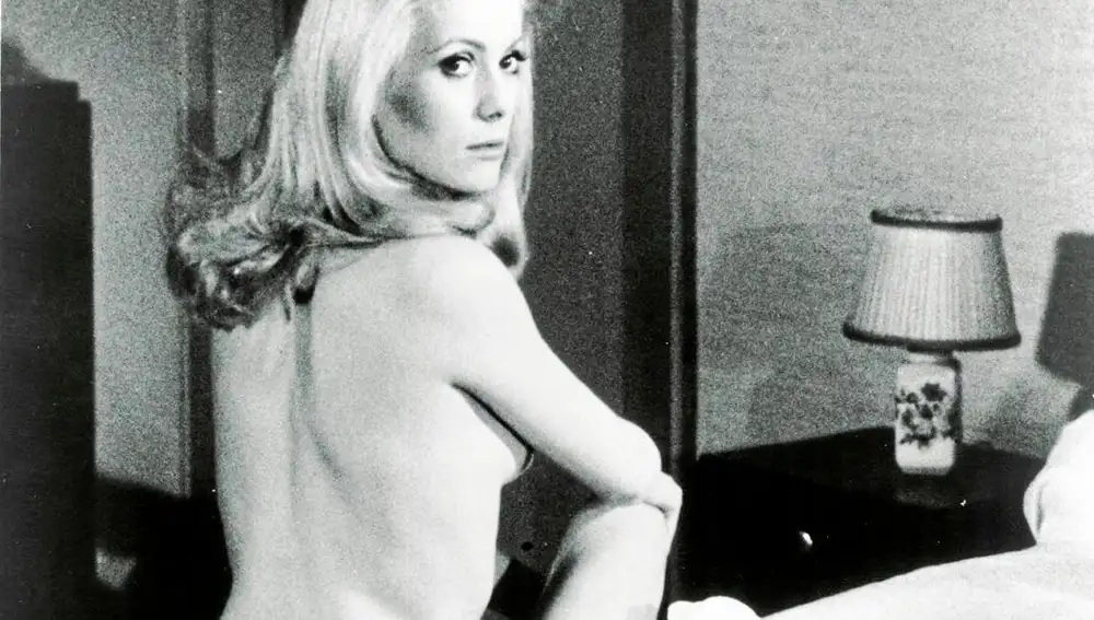La actriz Catherine Deneuve en dos fotogramas de «Belle de Jour», la cinta que rodó en 1967 a las órdenes del español Luis Buñuel
