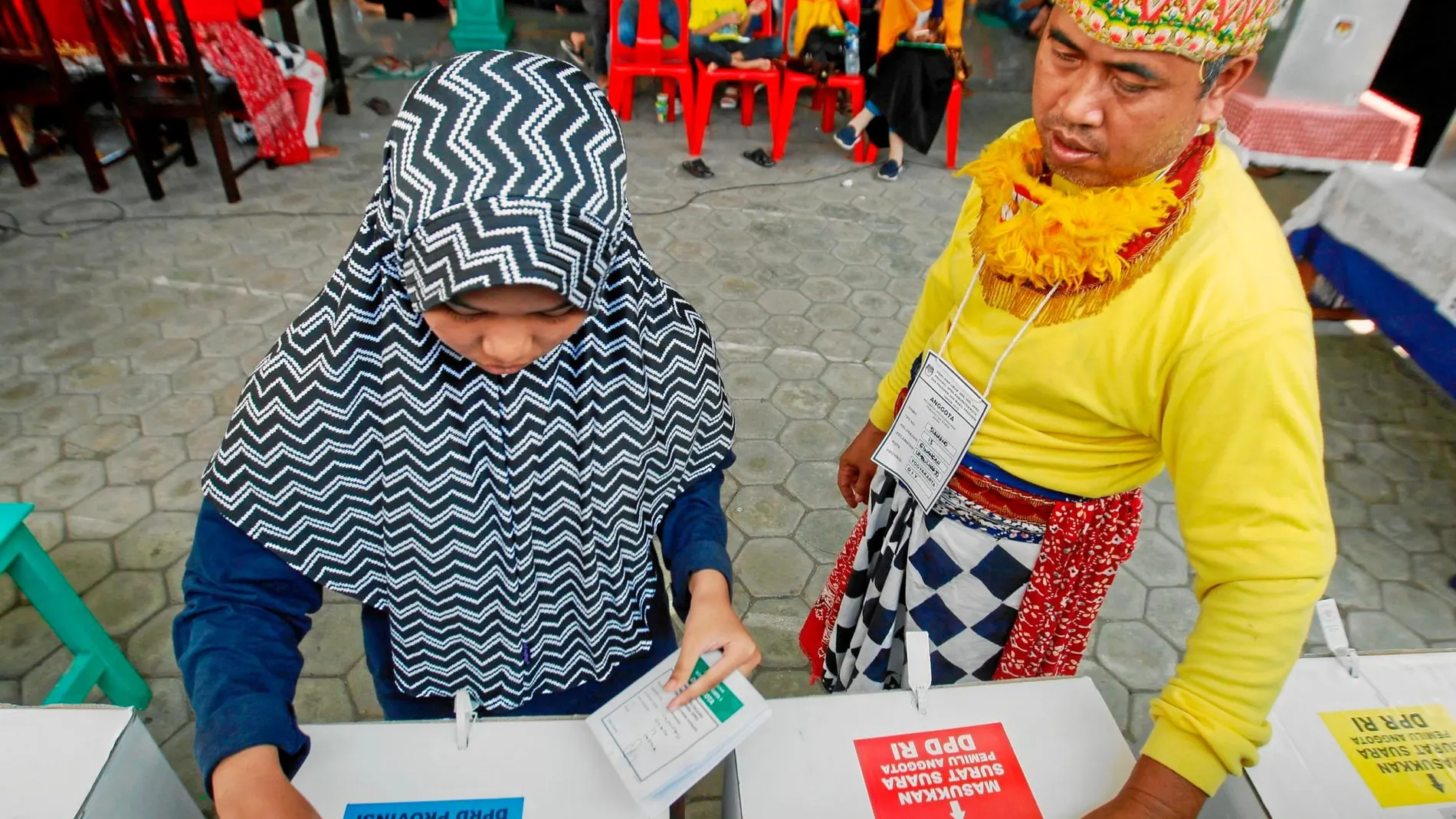 Un oficial del colegio electoral viste un traje nativo en el colegio de Yogyakartya, en la isla de Java