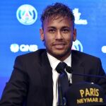 Neymar Jr comparece en rueda de prensa durante su presentación como nuevo jugador del equipo francés París Saint-Germain