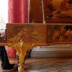 Oleg era el único hombre que podía tocar el piano del Hermitage, como se ve en esta imagen del documental