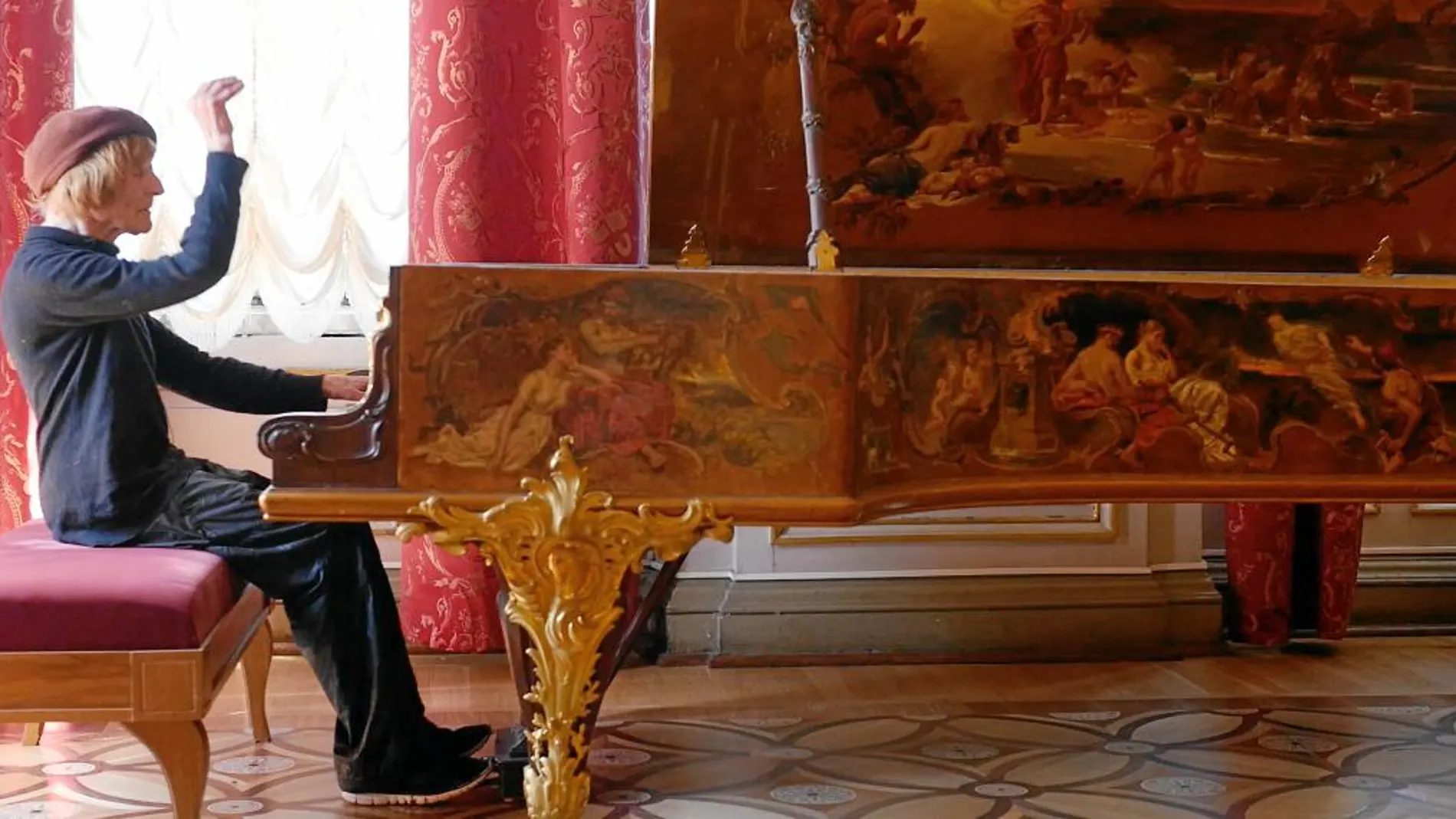 Oleg era el único hombre que podía tocar el piano del Hermitage, como se ve en esta imagen del documental