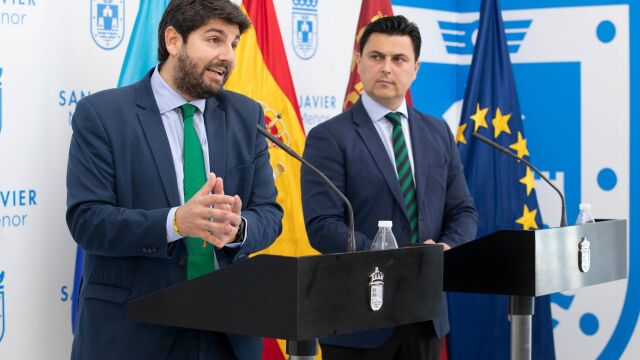 El presidente de la Región, Fernando López Miras, ayer junto al alcalde de San Javier, José Miguel Luengo, tras el Consejo de Gobierno celebrado en el municipio