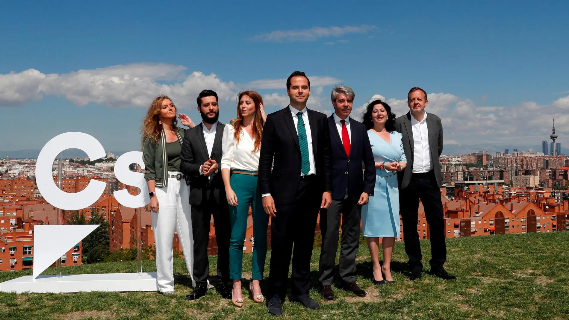 El candidato de Ciudadanos a la Presidencia de la Comunidad de Madrid, Ignacio Aguado (c), protagoniza una foto de familia junto a los miembros de su candidatura, entre los que se incluye el expresidente madrileño Ángel Garrido (3d).