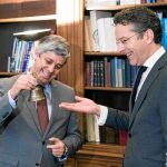 Centeno y Dijsselbloem, ayer, en la embajada de Portugal en París