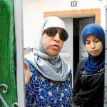 Aicha junto a la hermana del detenido en Marruecos por presuntamente querer atentar en Sevilla. Foto: Manuel Olmedo