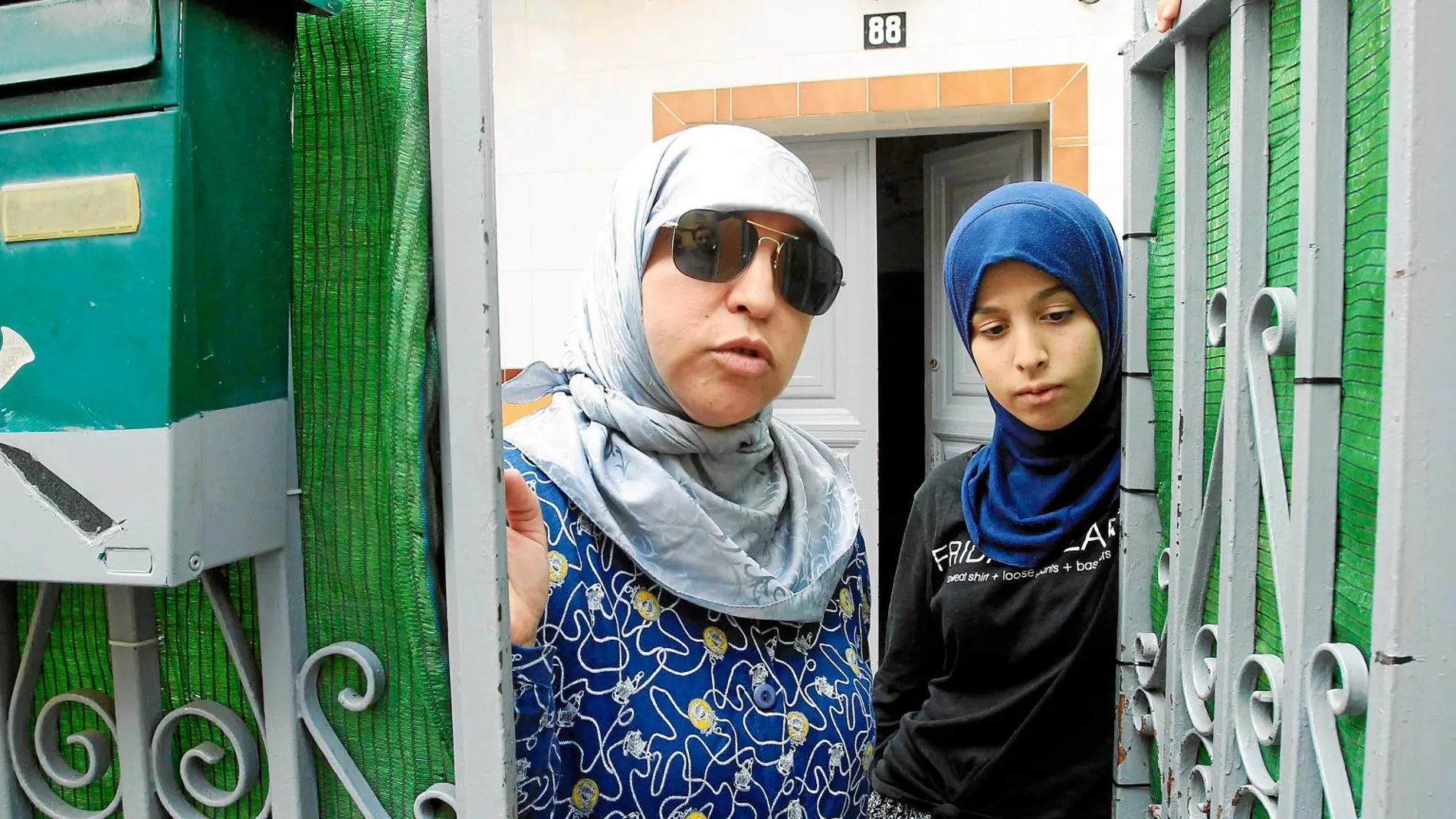Aicha junto a la hermana del detenido en Marruecos por presuntamente querer atentar en Sevilla. Foto: Manuel Olmedo