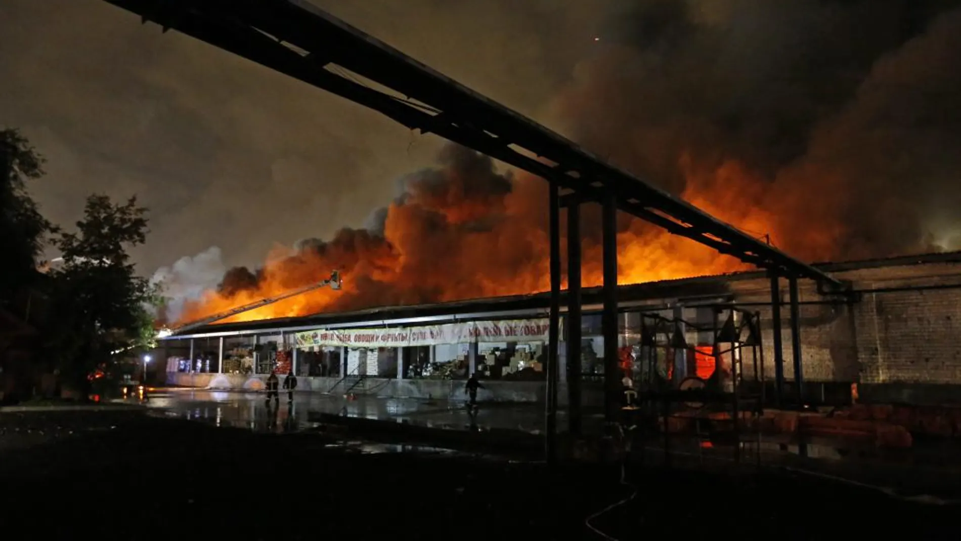 Bomberos rusos intentan extinguir un incendio hoy en un taller de producción de vajilla de plástico en Moscú (Rusia).