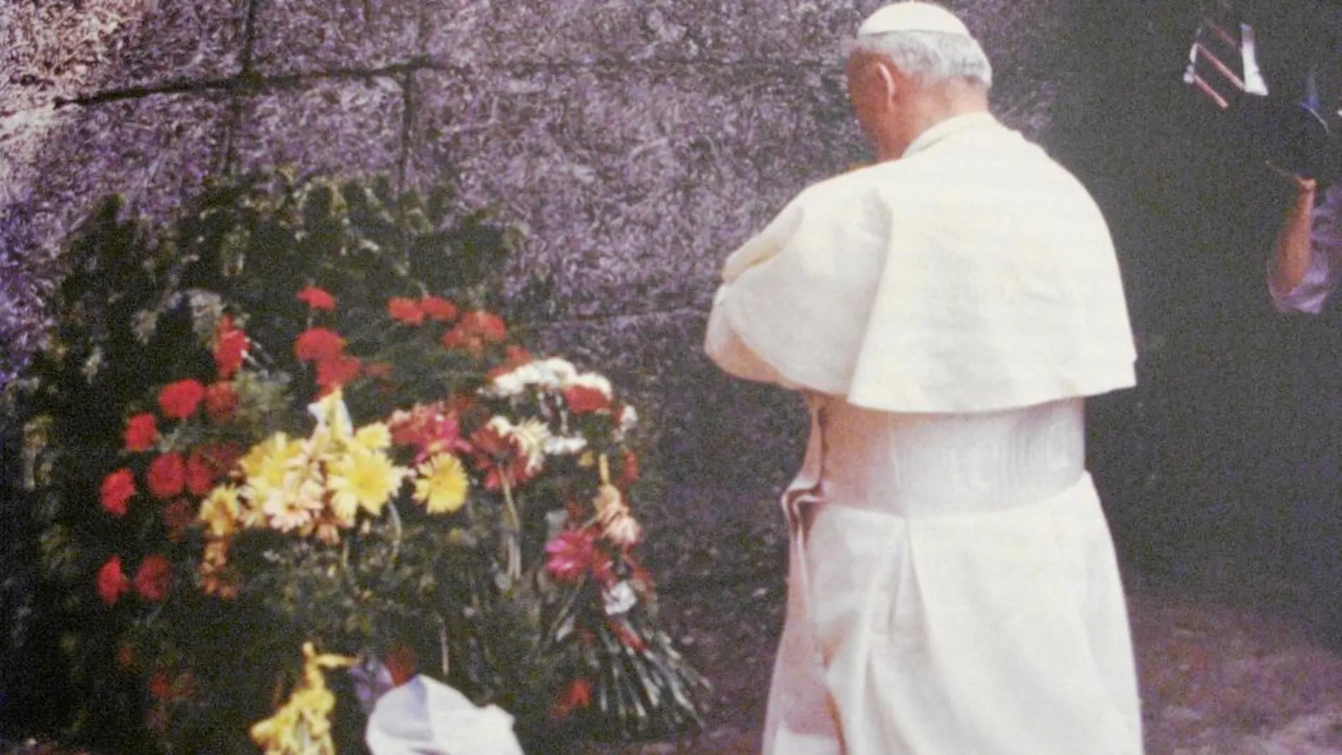 Juan Pablo II orando en el campo de concentración, ubicado en Polonia, su país de origen, durante su visita hace más de tres décadas