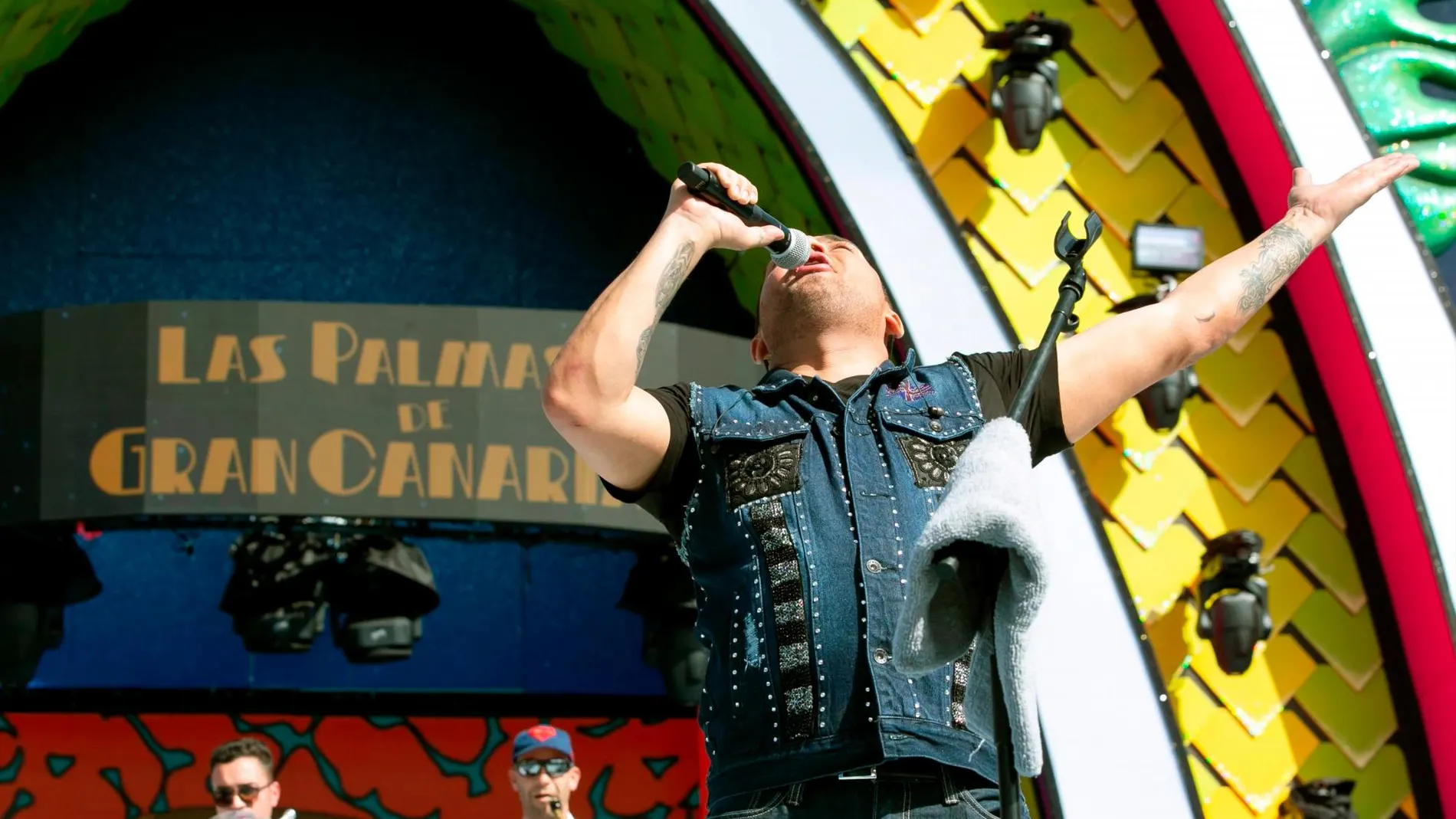 El cantante puertorriqueño Manny Manuel ha sido "desalojado del escenario"del Carnaval de Las Palmas de Gran Canaria al ser "incapaz de ofrecer en condiciones más allá de una canción"en un concierto que tenía