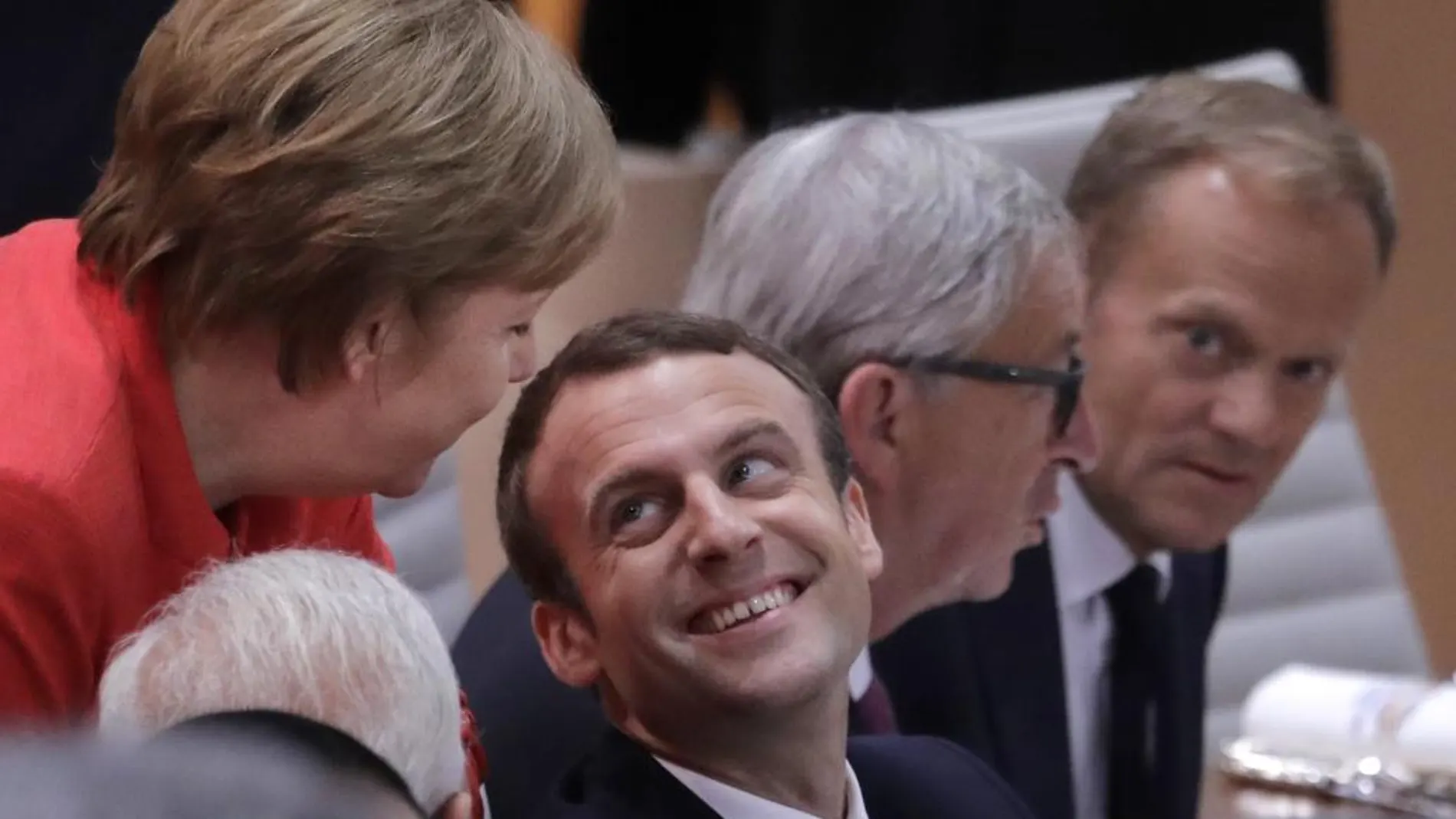 La canciller alemana conversa con el presidente francés, Emmanuel Macron, en la última cumbre europea