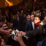 Casillas se hace un selfie con los jóvenes presentes en el acto
