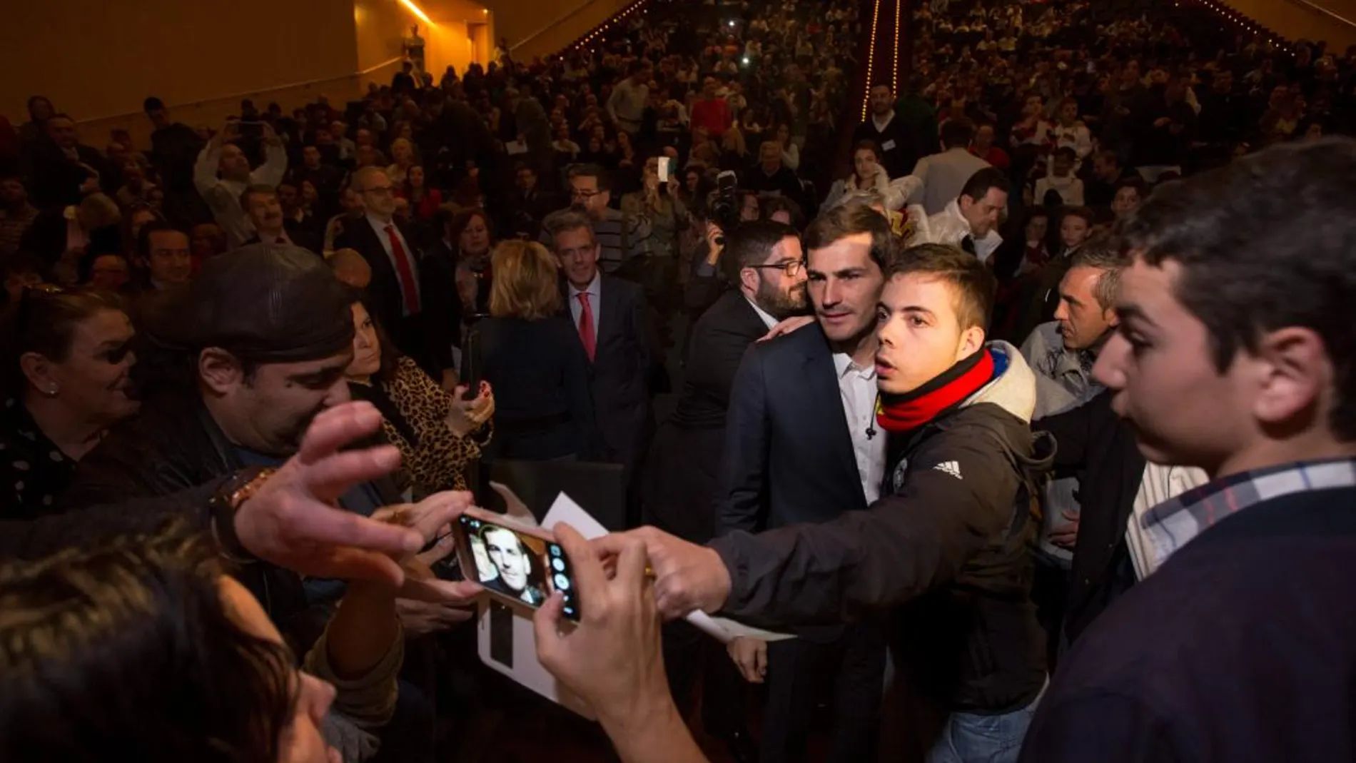 Casillas se hace un selfie con los jóvenes presentes en el acto