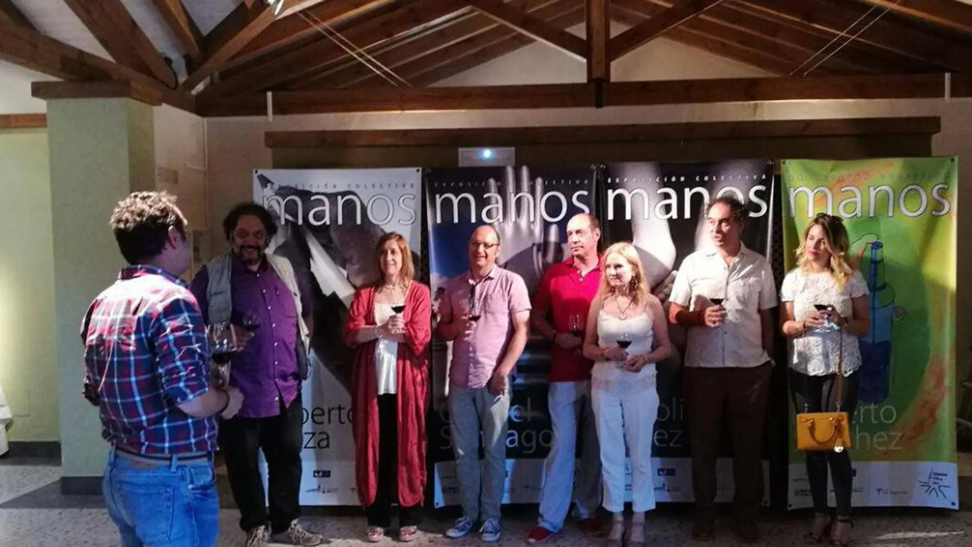 Iván Sanz, propietario de Dehesa de los Canónigos con varios de los artistas