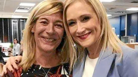 Cristina Cifuentes junto a Amalia Calonge, la funcionaria que modificó las notas de la ex presidenta / Luis Díaz