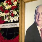 Varias coronas de flores presentes en el velatorio del humorista Chiquito de la Calzada