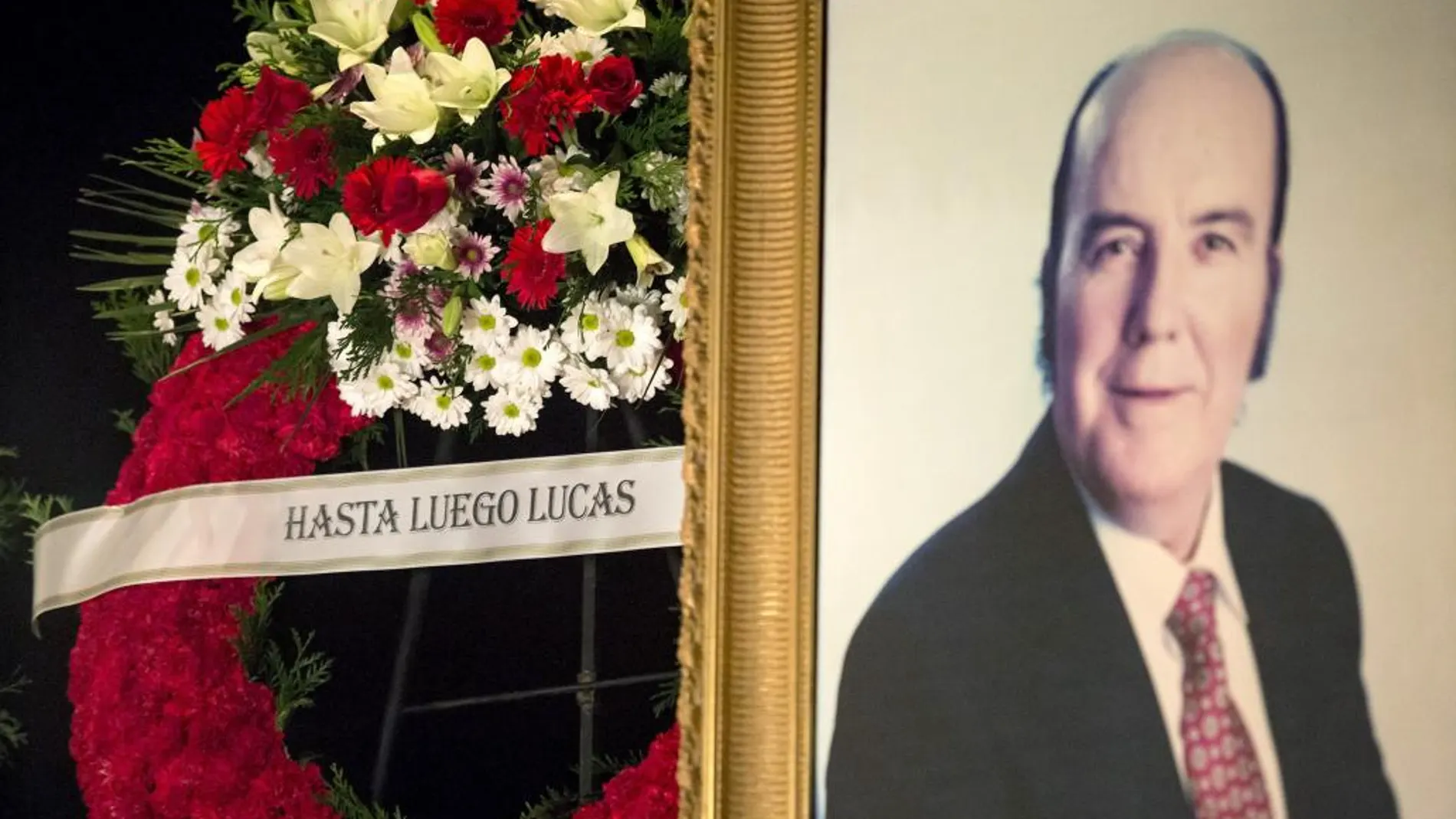 Varias coronas de flores presentes en el velatorio del humorista Chiquito de la Calzada