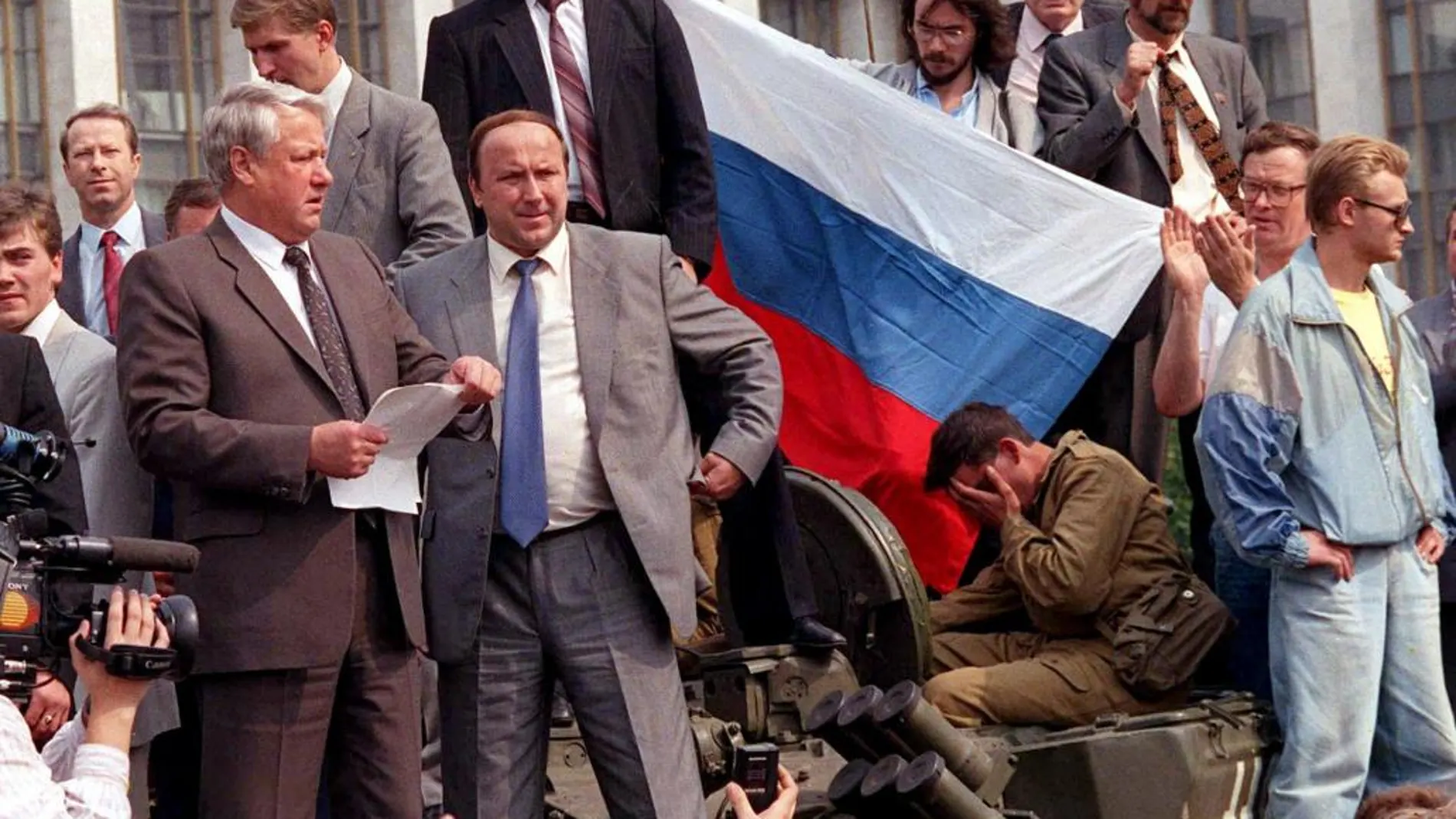 El entonces presidente de la Federación Rusa, Boris Yeltsin, da un discurso subido a un vehículo blindado en Moscú, en 1991