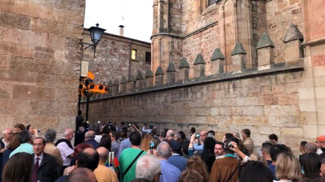 Numeroso público sigue el espectáculo junto a la fachada de la Universidad / Fácyl