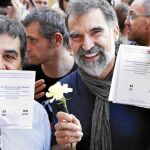 Jordi Sànchez, de la ANC, y Jordi Cuixart, de Òmnium Cultural, ayer, durante un acto celebrado en la plaza Universidad de Barcelona
