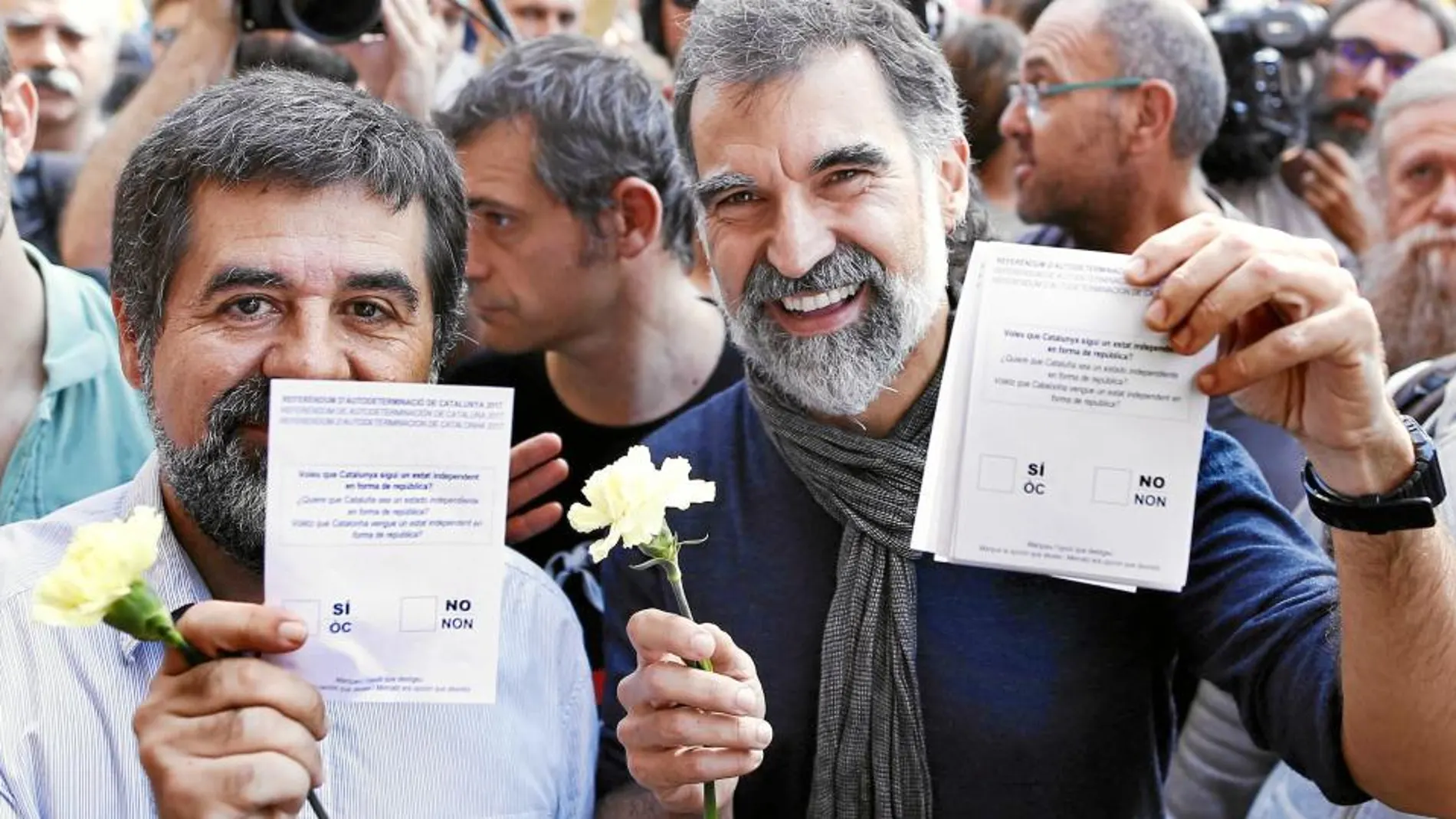 Jordi Sànchez, de la ANC, y Jordi Cuixart, de Òmnium Cultural, ayer, durante un acto celebrado en la plaza Universidad de Barcelona