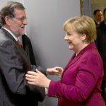 Rajoy, ayer, junto a Merkel en la última cumbre de líderes europeos del año