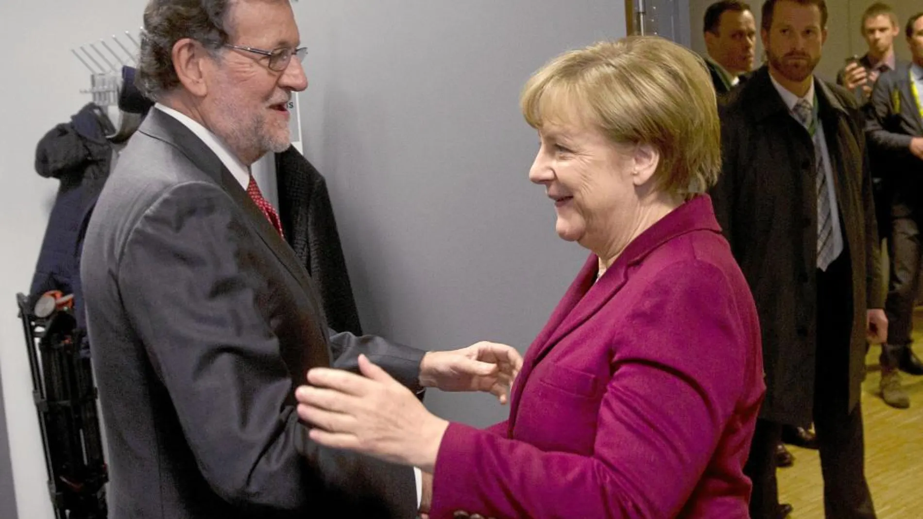 Rajoy, ayer, junto a Merkel en la última cumbre de líderes europeos del año