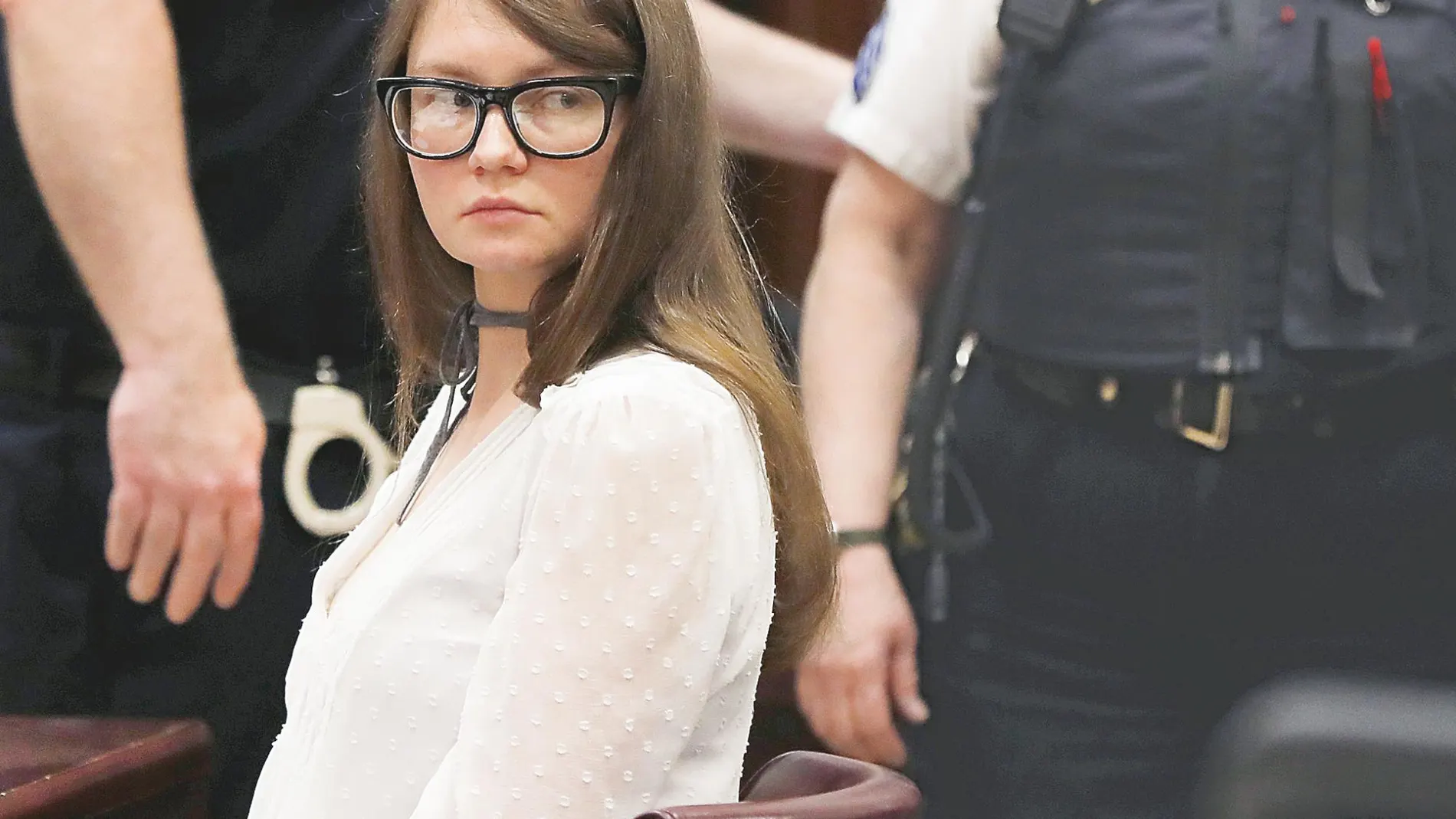 Anna Sorokin se presentó en la sala del tribunal de Manhattan con un elegante vestido blanco y unas grandes gafas negra