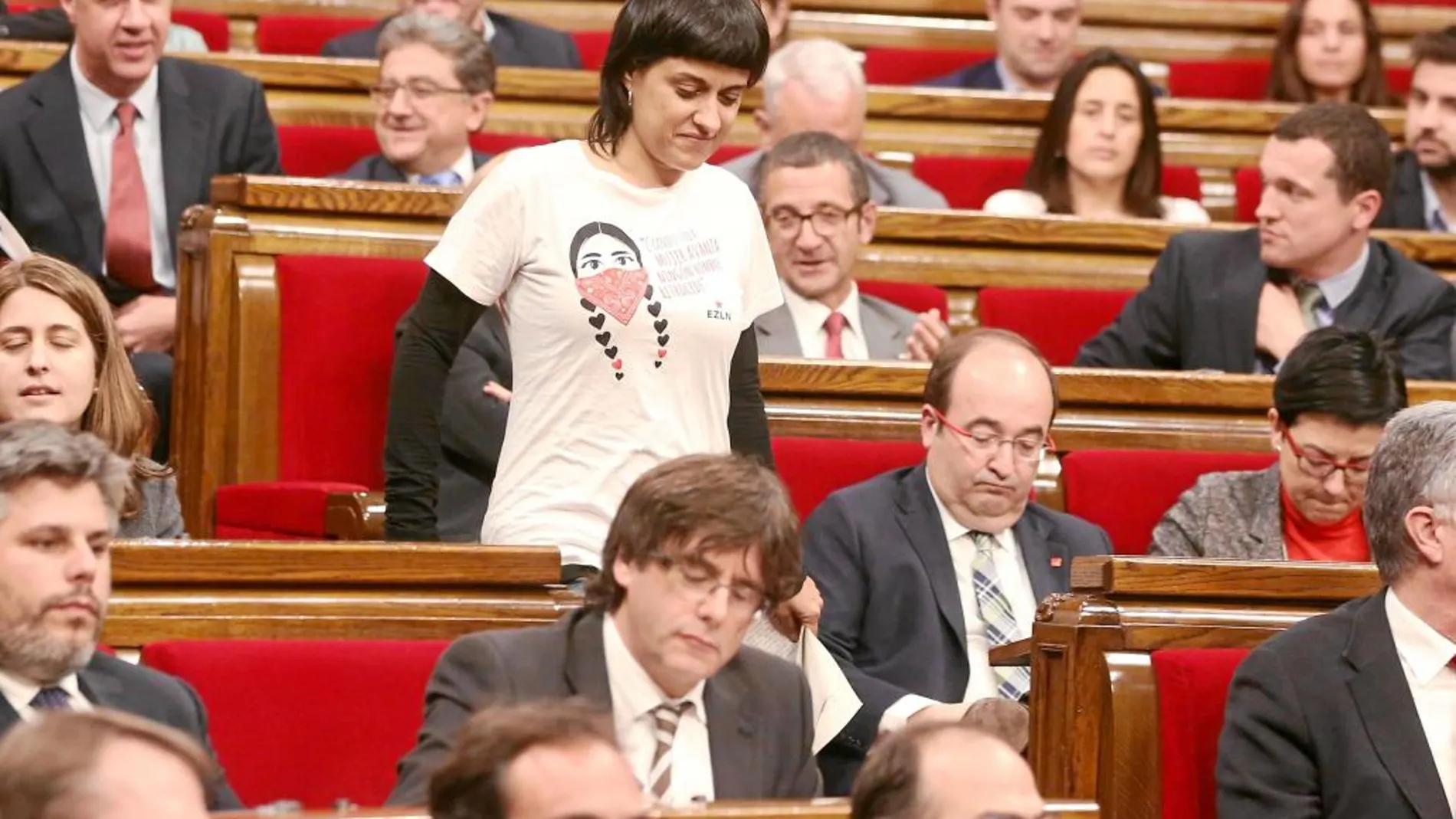 En la imagen, la diputada de la CUP Anna Gabriel, en el Parlament, junto al president Carles Puigdemont