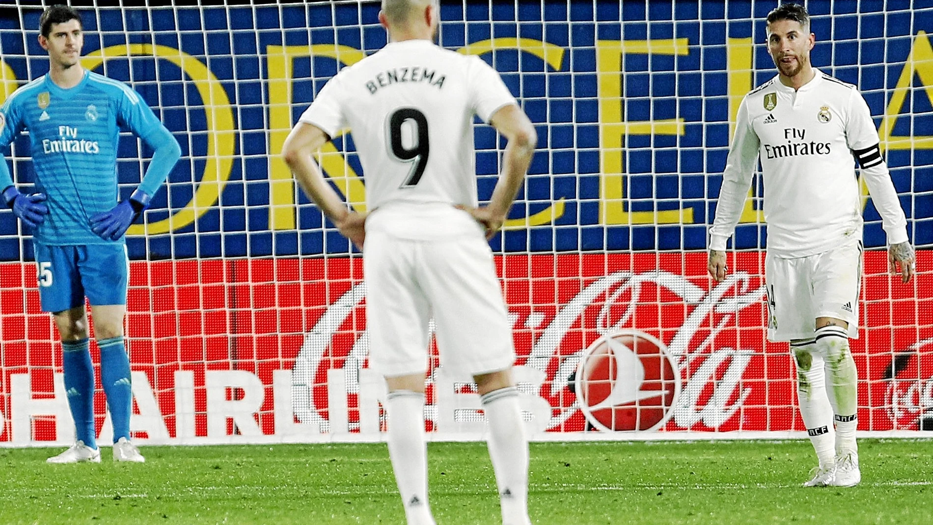 Courtois, Sergio Ramos y Benzema se lamentan después del segundo gol del Villarreal el jueves