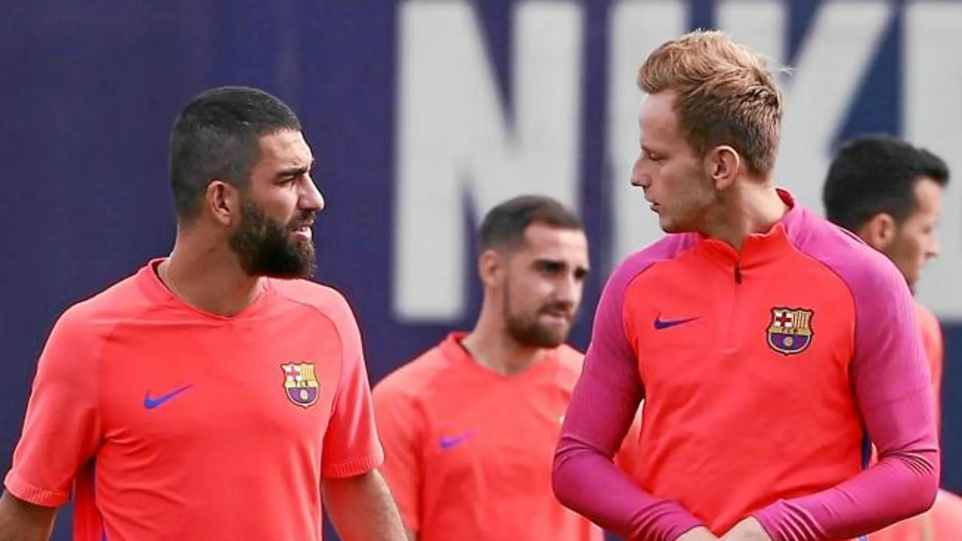 Arda Turan, Rakitic y Paco Alcácer, ayer, en el entrenamiento