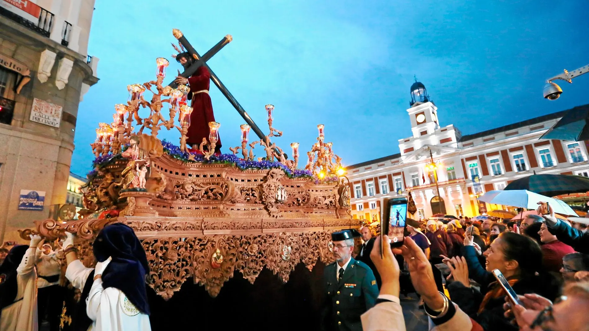 La Hermandad Nuestro Padre Jesús de la Salud y María Santísima de las Angustias, conocida como «Los Gitanos», sorteó al mal tiempo y realizó un recorrido acortado hasta la Puerta del Sol. Foto: Cristina Bejarano