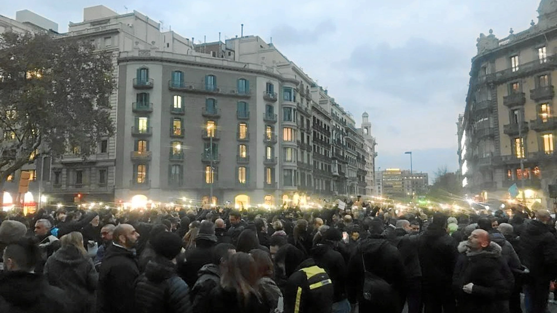La manifestación de los Mossos ayer en el centro de Barcelona para pedir más efectivos y una mejora de las condiciones laborales.