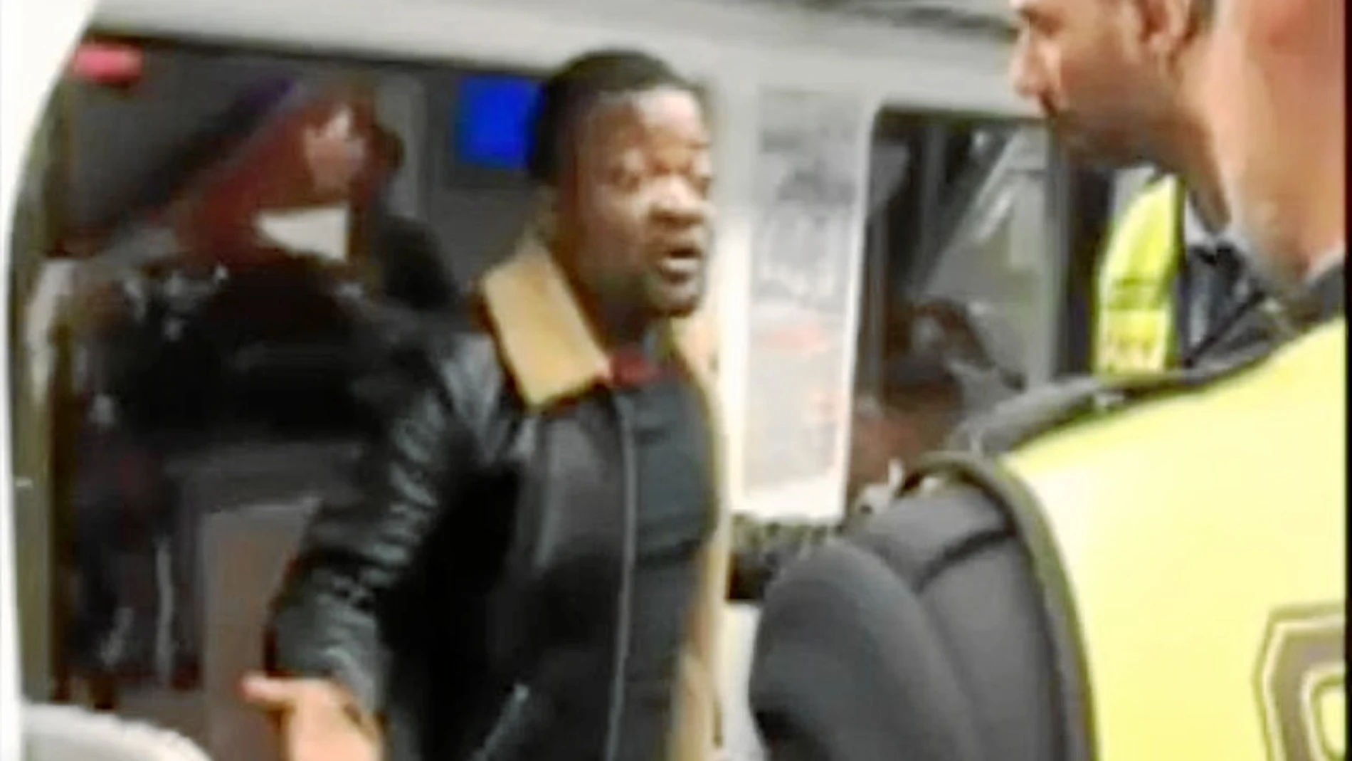 Un viajero grabó la escena en la que los vigilantes de seguridad exigen el billete a un hombre de color que fue reducido por los agentes de seguridad en la estación de Atocha