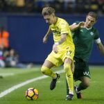 El centrocampista del Villarreal Samu Castillejo disputa un balón con el centrocampista del Real Betis Joaquín Sánchez