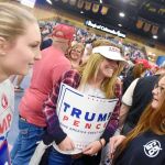 Jóvenes seguidoras del republicano Trump acuden a un mitin en Colorado