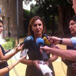 La portavoz adjunta del Grupo Parlamentario Popular, María José Oltra, con los medios de comunicación