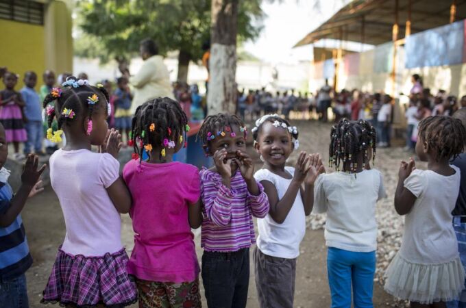 Niñas en una escuela infantil de Aldeas Infantiles en Haití