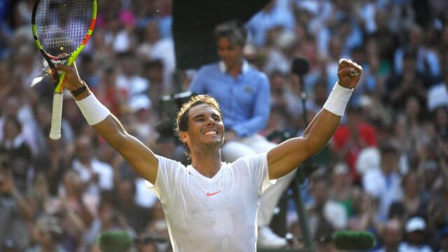 Rafael Nadal celebra la victoria ante el checo Jiri Vesely tras su partido de octavos de final del torneo de tenis de Wimbledon. Efe