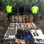 La Policía colombiana, junto a armas pertenecientes a las FARC.