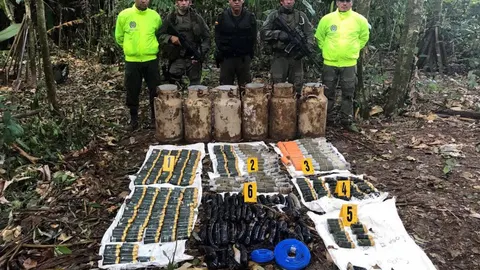 La Policía colombiana, junto a armas pertenecientes a las FARC.