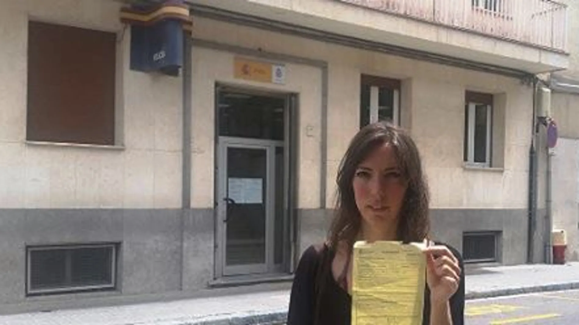 Montserrat Puig Cotado muestra la denuncia que le puso la Policía Nacional por falta de respeto a un agente de la autoridad.