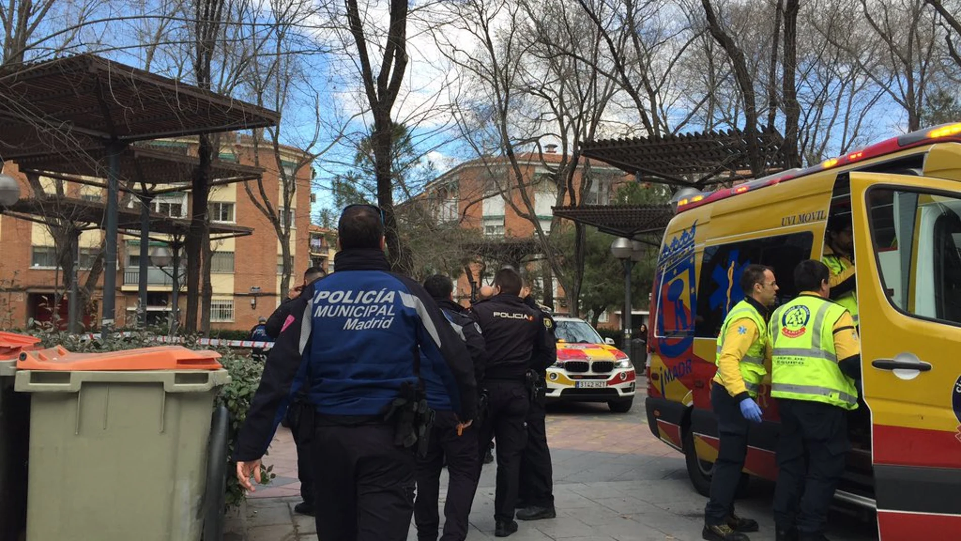 Los servicios de emergencia y la Policía en el lugar del apuñalamiento/@EmergenciasMad