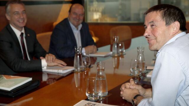 El lehendakari en funciones Iñigo Urkullu, junto al presidente del PNV Andoni Ortuzar (2i), ante el lider de Eh Bildu, Arnaldo Otegi (d)