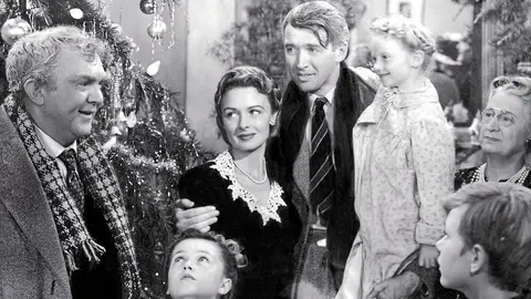 James Stewart, que encarna a George Bailey, aquí con toda la familia del filme