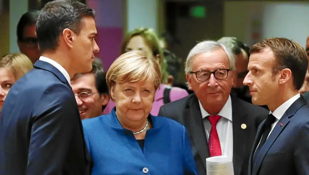 El presidente del Gobierno, Pedro Sánchez, ayer en Bruselas con Angela Merkel, Jean Claude Juncker y Emmanuel Macron