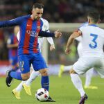 El delantero del FC Barcelona, Paco Alcacer (i) lucha por el balón con el defensa Paco Peña